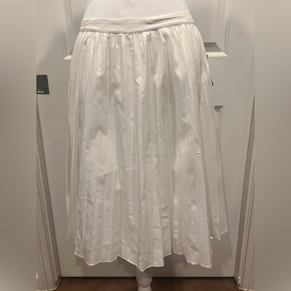 NWT Hilfiger Silk Pleated White Skirt Side Zip Size 4